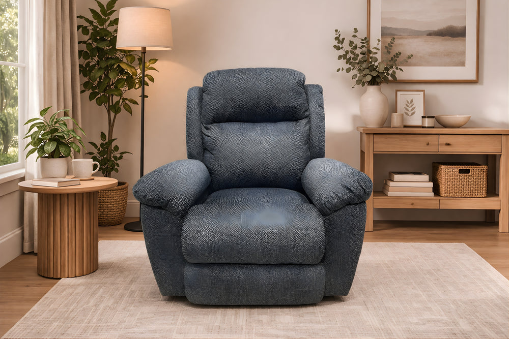 Butaca reclinable gris tapizada en tela, vista de frente, con respaldo alto acolchado, brazos rectos, asiento amplio y diseño cómodo sobre un fondo blanco.