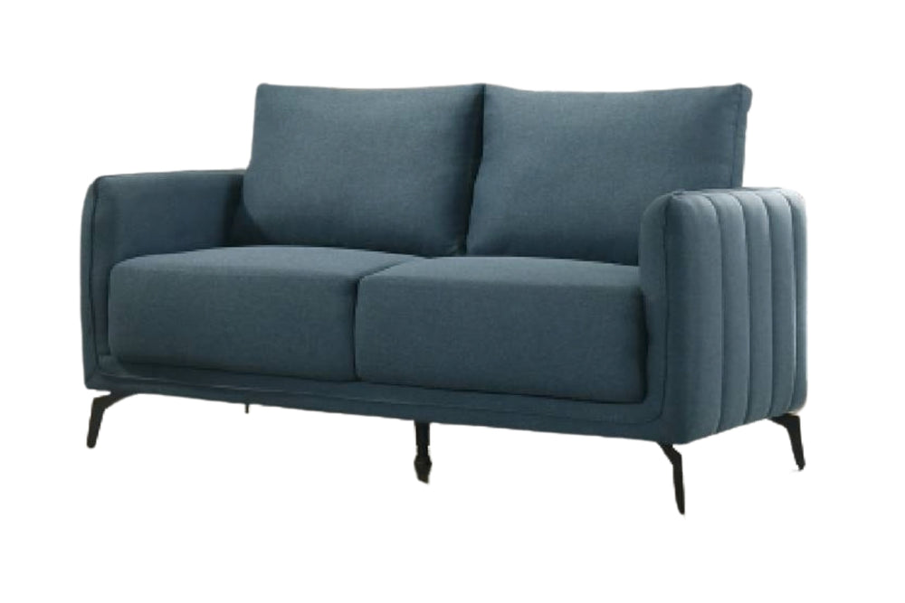 Loveseat moderno tapizado en tela azul, con dos amplios cojines de asiento y respaldo, brazos acolchados con líneas verticales y patas metálicas negras estilizadas.