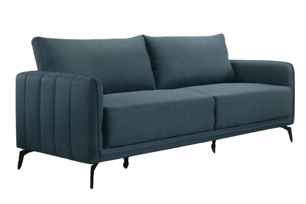 Sofá moderno tapizado en tela azul, con dos amplios cojines de asiento y respaldo, brazos acolchados con líneas verticales y patas metálicas negras estilizadas.