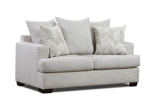 Un loveseat tapizado en gris claro con cuatro cojines decorativos a juego, incluidos dos con un sutil patrón de chevrón (en forma de V), mostrado sobre un fondo blanco liso.