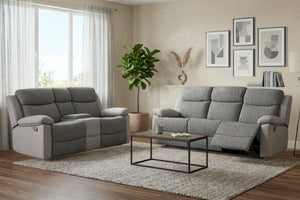 Juego de sala reclinable en color gris compuesto por sofá y loveseat, ambos con respaldos acolchados, reposabrazos amplios y asientos reclinables, presentado en una sala moderna con mesa de centro, alfombra clara y decoración contemporánea.