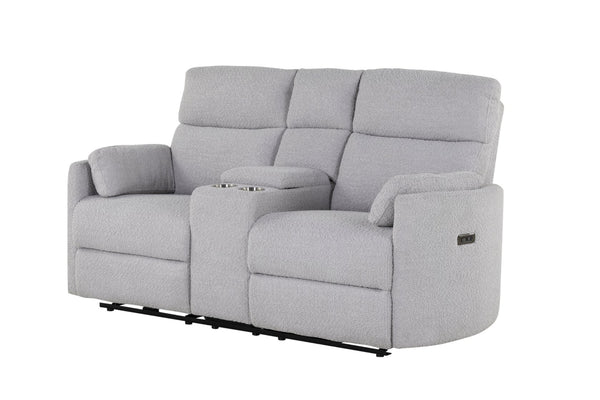 Loveseat reclinable con consola de color gris claro sobre un fondo blanco. 
