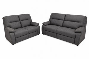 Un sofá biplaza reclinable de tela gris oscuro y un loveseat reclinable a juego, mostrados sobre un fondo blanco liso.