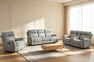 Un juego de muebles reclinables gris claro para sala luminosa, que incluye un loveseat con consola, un sillón reclinable y otro a juego, sobre una alfombra.