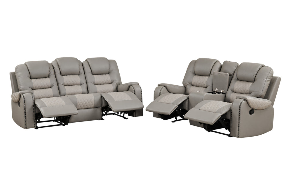 Un juego de sofás reclinables de dos piezas compuesto por un sofá de tres plazas y un sofá reclinable de cuatro plazas, ambos tapizados en tela gris claro con patas de metal negro y detalles de tachuelas, presentado sobre un fondo blanco liso.