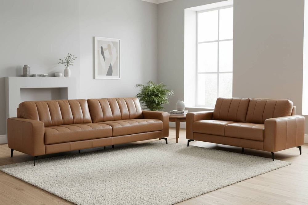 Conjunto de sofá de cuero 100% marrón en una sala de estar moderna con una paleta de colores neutros.