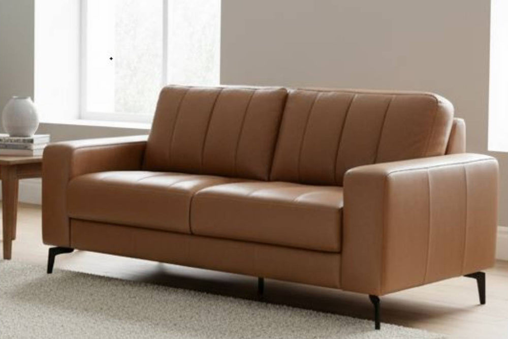 Conjunto de sofá de cuero 100% marrón en una sala de estar moderna con una paleta de colores neutros.