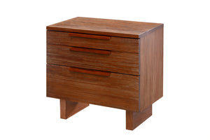 Mesita de noche de madera con dos gavetas sobre fondo blanco.