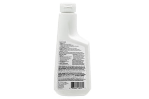 Botella blanca con una etiqueta sobre fondo blanco.