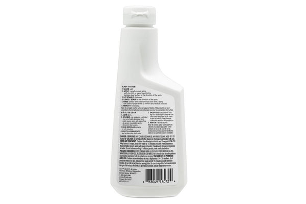 Botella blanca con una etiqueta sobre fondo blanco.