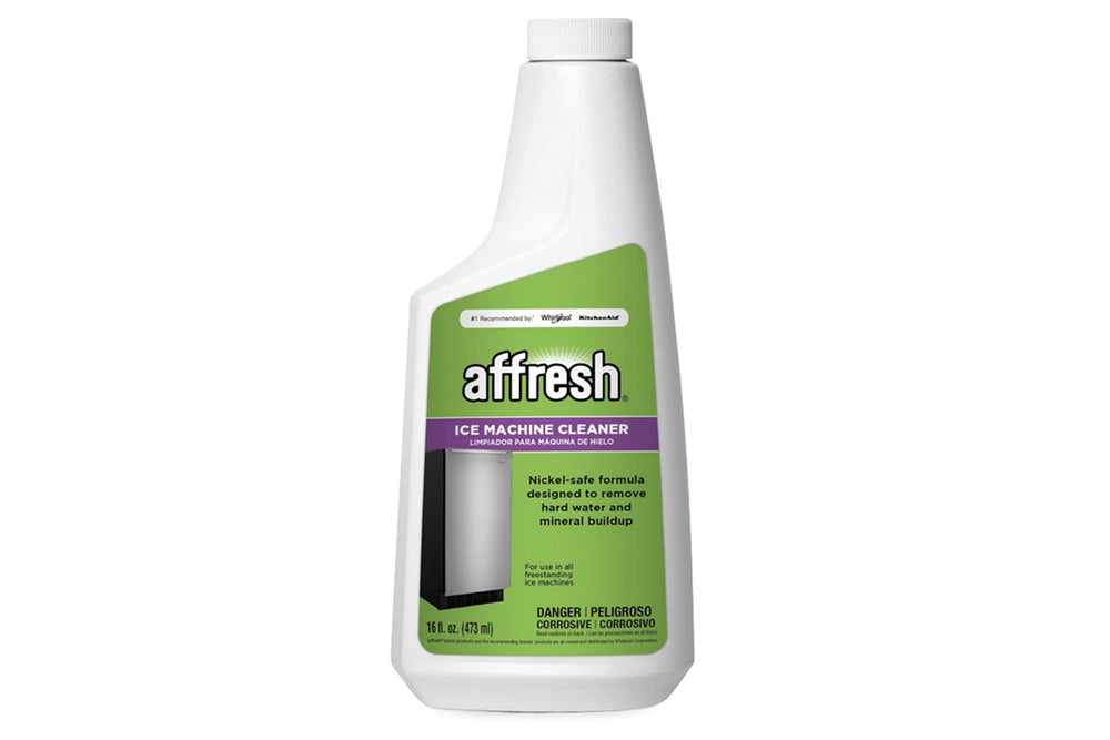Botella de limpiador para máquinas de hielo Affresh de 16 oz, formulada para eliminar acumulación de minerales y residuos de agua dura. Envase blanco con etiqueta verde, diseñado para uso en máquinas de hielo independientes.