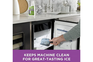 Persona retirando hielo de una máquina de hielo bajo mostrador en una cocina moderna. En la encimera se observa una botella de limpiador Affresh, diseñada para ayudar a mantener la máquina limpia y el hielo con mejor sabor.