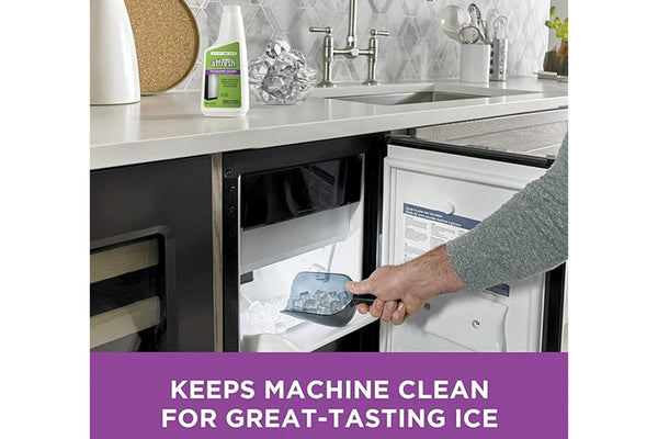 Persona retirando hielo de una máquina de hielo bajo mostrador en una cocina moderna. En la encimera se observa una botella de limpiador Affresh, diseñada para ayudar a mantener la máquina limpia y el hielo con mejor sabor.