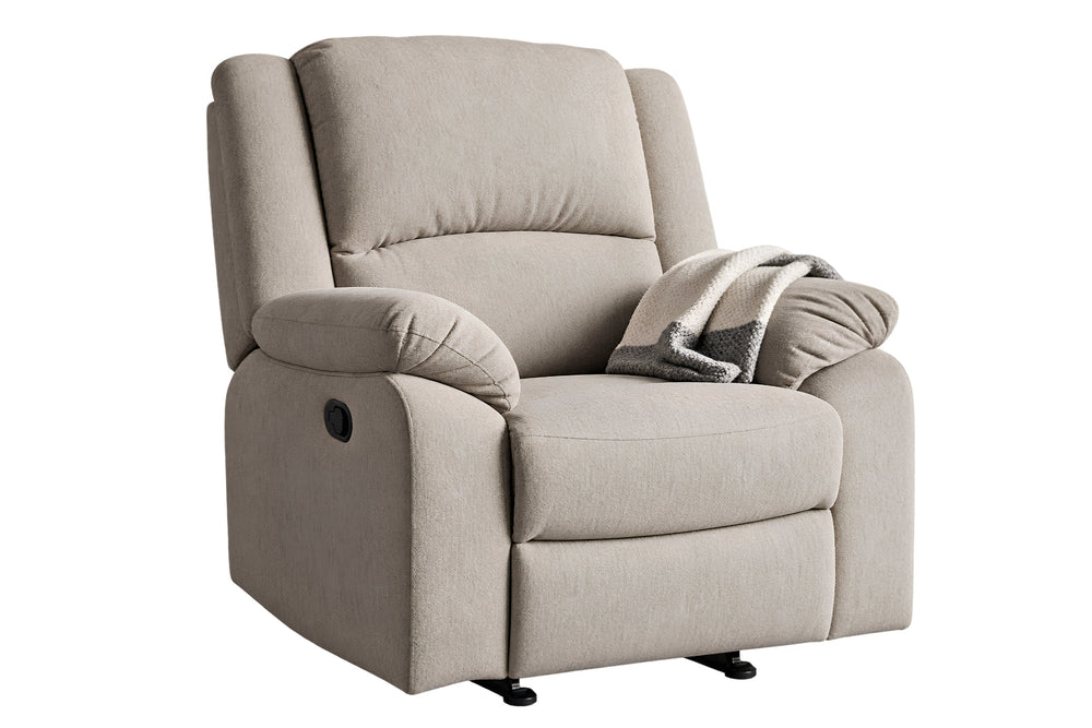 Una butaca reclinable tapizada en color beige claro, con un cojín decorativo a juego y una manta de punto gris doblada, sobre un fondo blanco liso.
