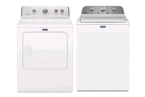 Conjunto de lavadora y secadora de marca Maytag de color blanco sobre un fondo blanco. 