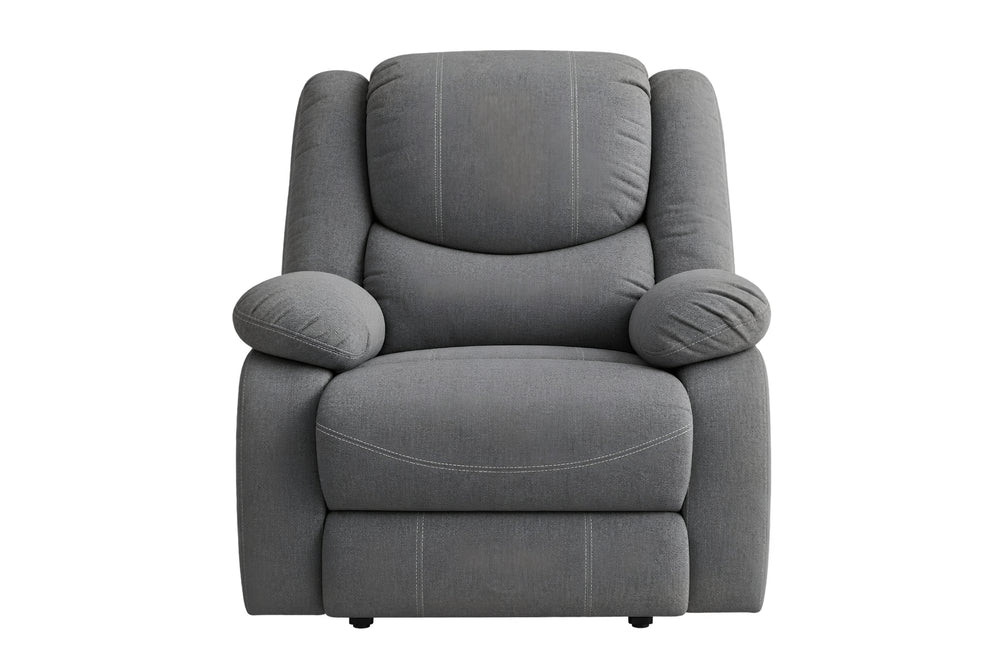 Una butaca reclinable tapizada en gris, con respaldo y reposabrazos acolchados y asiento mullido, que se muestra sobre un fondo blanco liso.