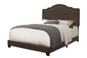 Cama con cabecero tapizado marrón y ropa de cama blanca sobre fondo blanco.