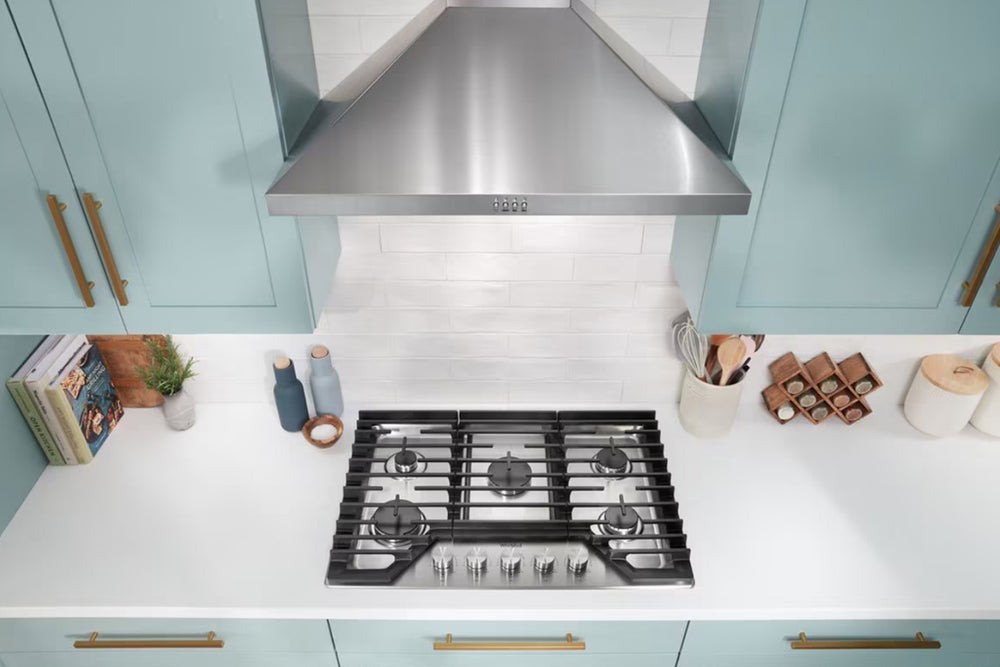 Tope de gas Whirlpool con cinco quemadores sobre fondo blanco