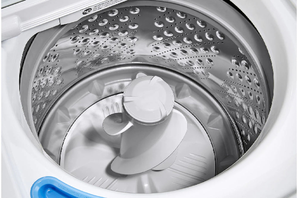 Lavadora blanca de marca 'LG' sobre un fondo blanco. 