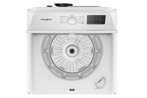 Lavadora Whirlpool blanca sobre fondo blanco.