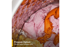 Primer plano de una tela colorida con una etiqueta con opción de remojo previo.