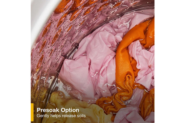 Primer plano de una tela colorida con una etiqueta con opción de remojo previo.