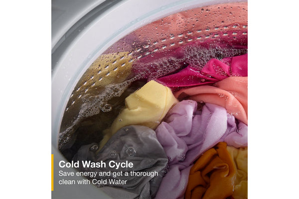 Ropa en una lavadora con texto sobre un ciclo de lavado en frío.