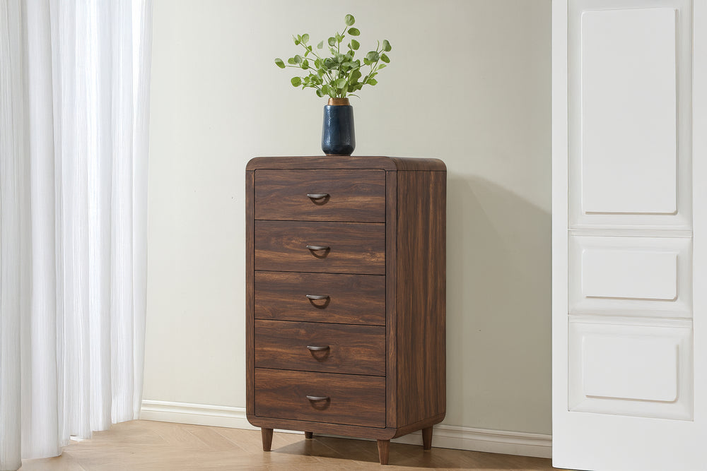 Chest de madera con cuatro gavetas sobre fondo blanco.