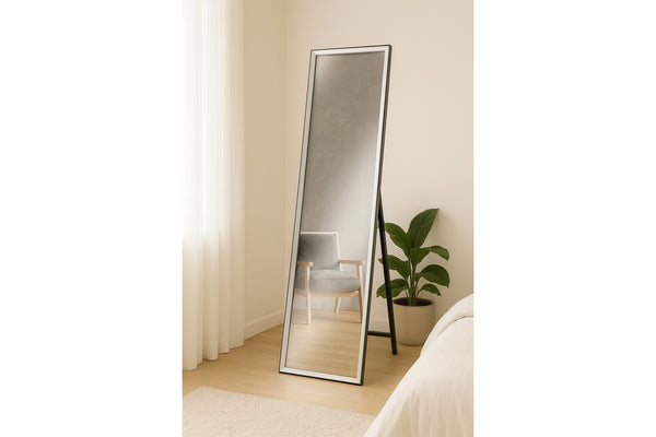 Espejo tipo caballete con superficie texturizada en una habitación neutral. 