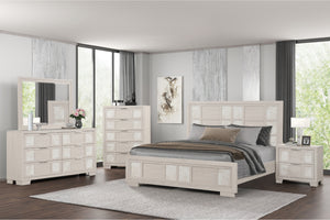 Un juego de habitación en acabado desgastado crema claro o blanco marfil, que incluye estructura de cama, mesa de noche, chest, gavetero y espejo. Diseñado en una habitación moderna con ropa de cama gris y pisos de madera oscura.