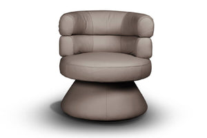 Silla giratoria color taupe de apariencia piel, con asiento redondo acolchado, respaldo curvo con brazos integrados, costuras visibles y base circular tipo pedestal sobre un fondo blanco.