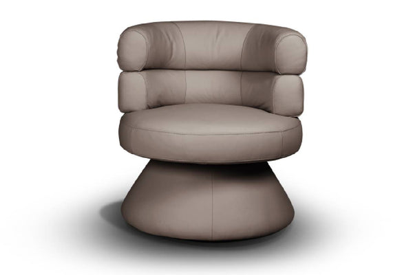 Silla giratoria color taupe de apariencia piel, con asiento redondo acolchado, respaldo curvo con brazos integrados, costuras visibles y base circular tipo pedestal sobre un fondo blanco.