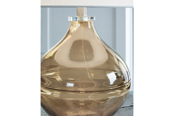 Base de lámpara de cristal de color dorado sobre fondo blanco.