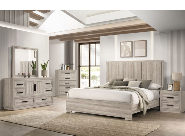 Juego de dormitorio de estilo contemporáneo en acabado de madera gris clara, compuesto por cama con cabecera alta, mesa de noche, gavetero con espejo y gavetero. La habitación incluye ropa de cama neutra, alfombra beige y decoración minimalista.