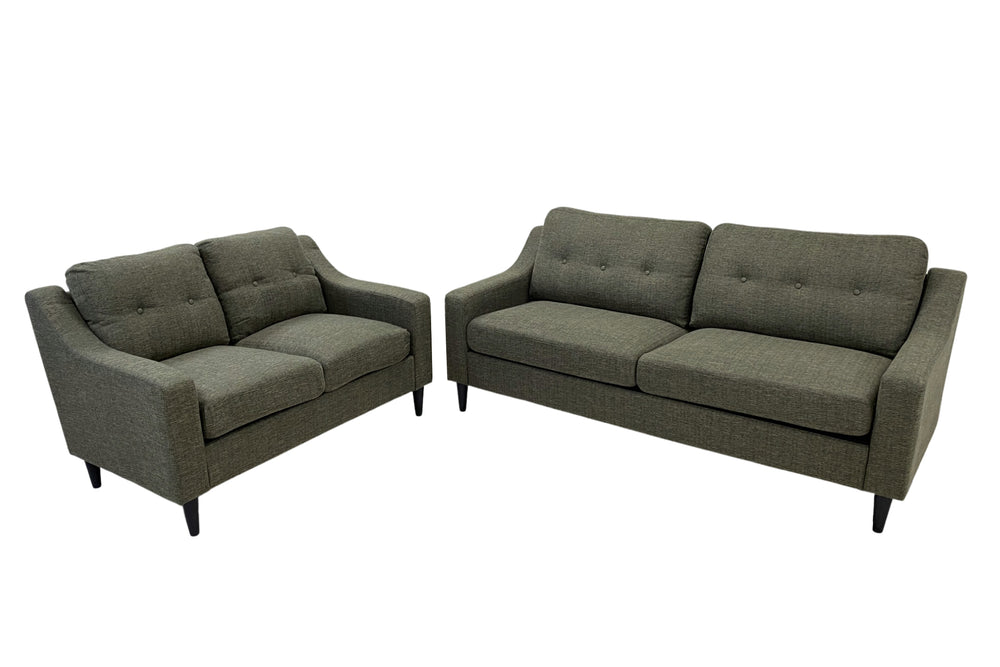 Loveseat y sofás verde sobre un fondo blanco.