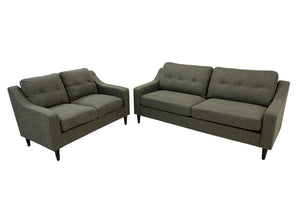 Loveseat y sofás verde sobre un fondo blanco.