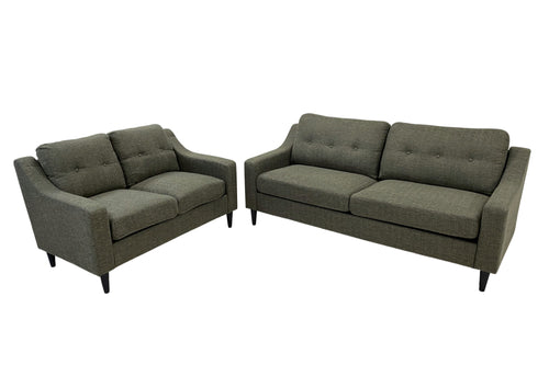 Loveseat y sofás verde sobre un fondo blanco.