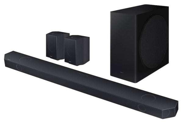 Barra de sonido negra con subwoofer y altavoces satélite sobre fondo blanco
