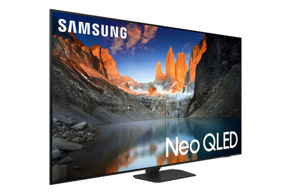 Televisor Samsung Neo QLED que muestra un paisaje montañoso con agua.