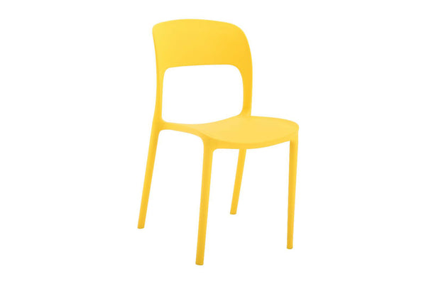 Silla amarilla en fondo blanco. 