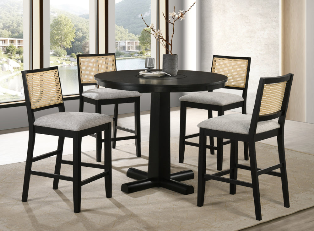 
Juego de comedor de 5 piezas, altura de barra, con mesa redonda negra de base pedestal y cuatro sillas altas a juego, con estructuras negras y respaldos de ratán tejido, en una habitación moderna y luminosa.