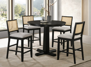 
Juego de comedor de 5 piezas, altura de barra, con mesa redonda negra de base pedestal y cuatro sillas altas a juego, con estructuras negras y respaldos de ratán tejido, en una habitación moderna y luminosa.