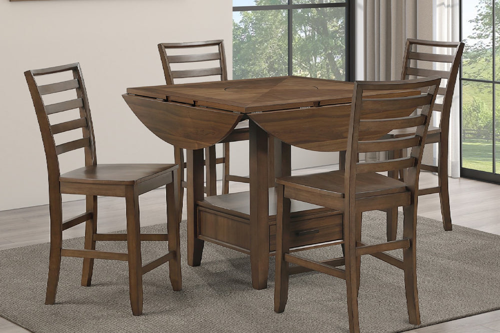Conjunto de comedor de madera alto con mesa plegable de altura de mostrador  y cuatro taburetes de madera sobre fondo blanco.