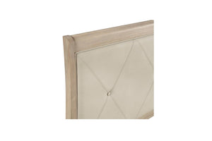 Vista cercana de cabecera de cama sobre un fondo blanco. 