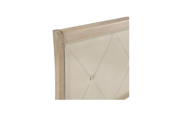 Vista cercana de cabecera de cama sobre un fondo blanco. 