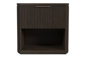 Mesa de noche con una gaveta y un estante por debajo de color marrón oscuro sobre un fondo blanco. 