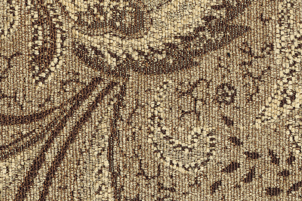 Loveseat beige con cojines decorativos sobre fondo blanco.