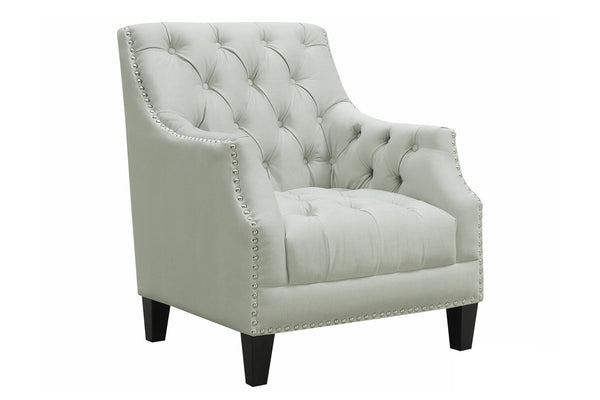 Silla de acento color crema con respaldo capitonado y detalles de tachuelas, sobre un fondo blanco. 