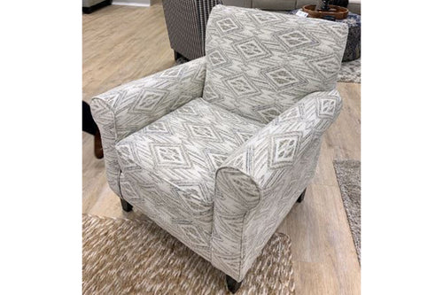 Silla de acento blanca con patrón de diseño en una sala neutral. 