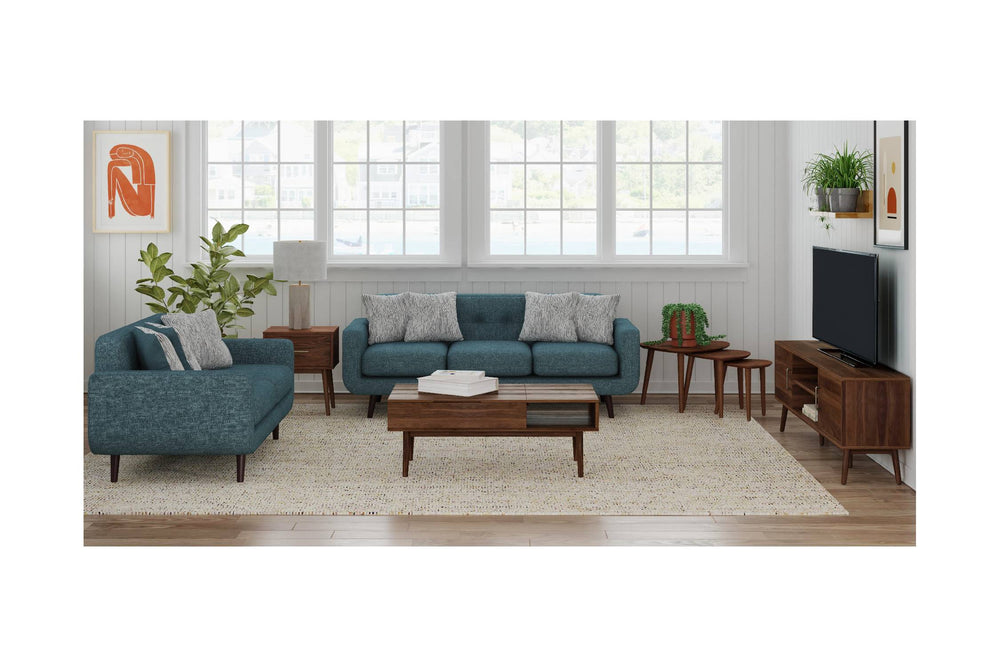 Conjunto de sala de un sofá y loveseat de color azul, que incluye una mesa de centro, una mesa de esquina, y tres mesas ocasionales con una mesa de televisor en un ambiente de sala en una terraza. 